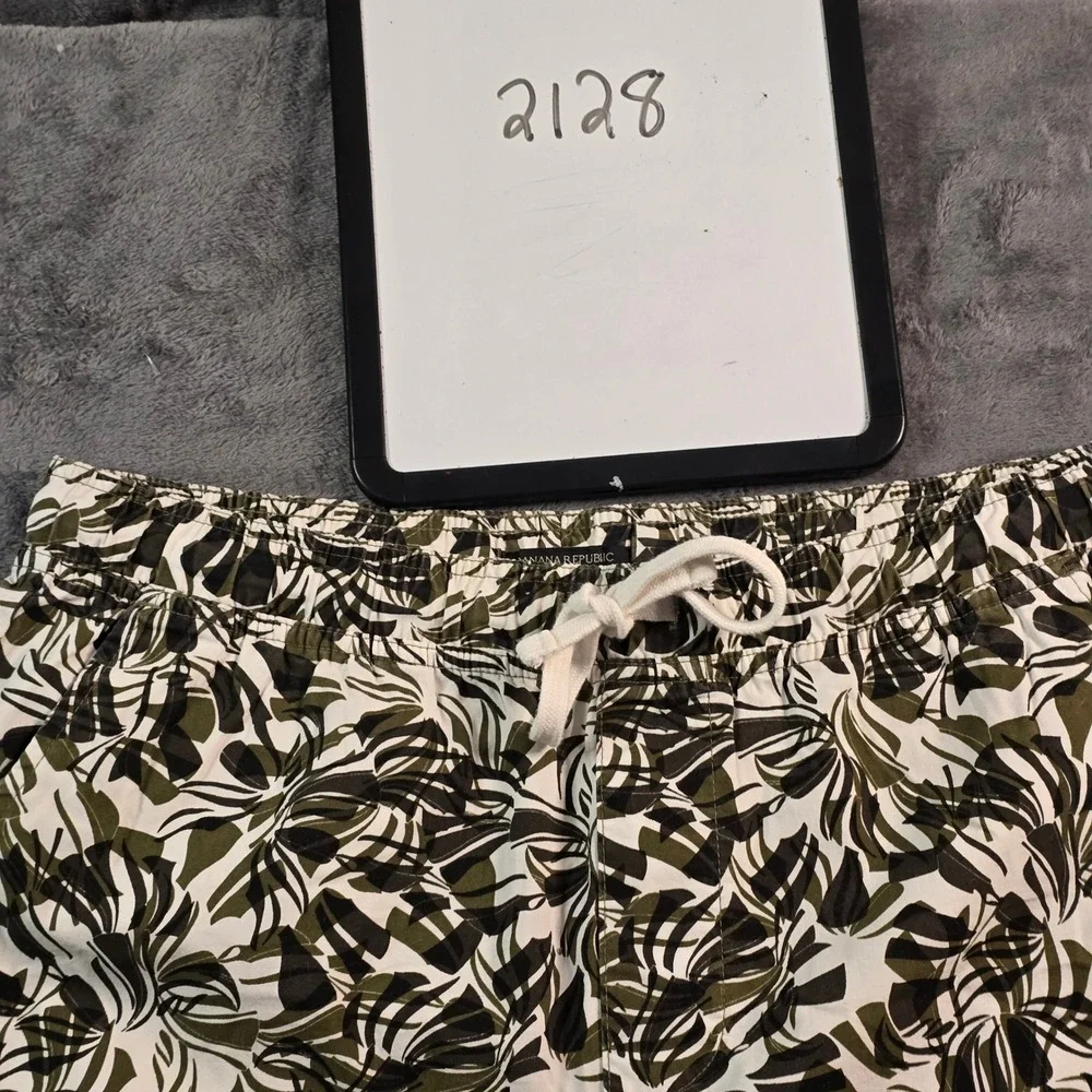Banana Republic Deck Shorts Men's 34 Olive Shapes Tropical Print Organic Cotton‎